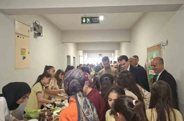 Hisarcık Şehitler Ortaokulu’nda yıl sonu hayır çarşısı yoğun ilgi gördü 