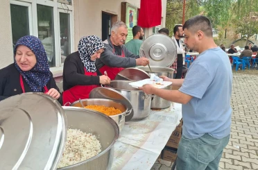 Hisarcık Yukarı Yoncaağaç köyünde 13 yıldır sürdürülen hayır yemeği geleneği 
