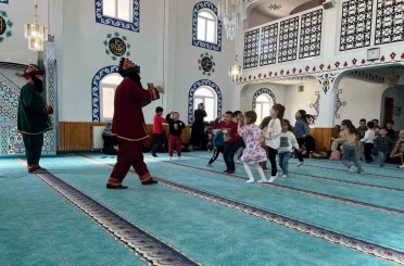 Hisarcık’ta 4-6 yaş Kur’an Kursu öğrencilerine Hacivat ve Karagöz gösterisi 