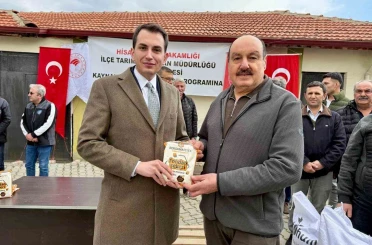 Hisarcık’ta arı üreticilerine fondan şekeri, çiftçilere korunga tohumu dağıtıldı 