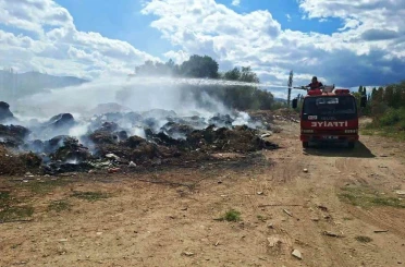 Hisarcık’ta çöplüğe dönen çayın kenarında yangın çıktı 
