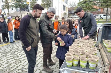 Hisarcık’ta minikler saksılarda karaçam fidanı yetiştirecek 