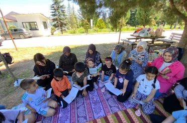 Hisarcık’ta öğrenci ile velilerin doğada kitap okuma etkinliği 