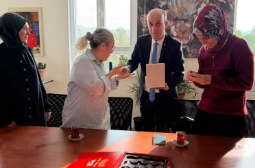 Hisarcık’ta öğretmenlere Türk bayrağı rozeti hediye edildi 