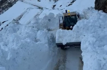 Hizan’da köy yoluna çığ düştü 