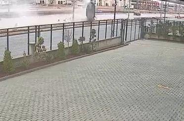 Hızla su birikintisine giren otomobil takla attı