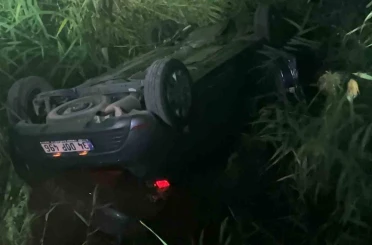 Hızlı tren telaşı kazayla bitti, araç kanala düştü: 2 yaralı 