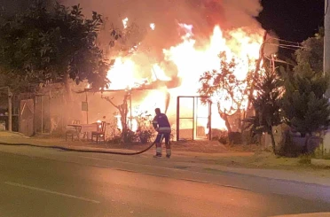 Hobi bahçesindeki baraka alev alev yandı