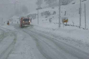 Hopa-Borçka karayolunda kar ve tipi ulaşımı güçleştiriyor 
