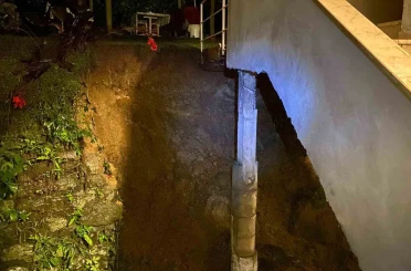 Hopa’da istinat duvarı çöktü, 3 katlı ev tahliye edildi 