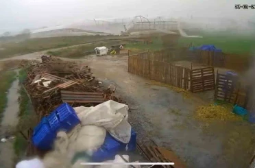 Hortum saniyeler içinde serayı yerle bir etti: O anlar kamerada 