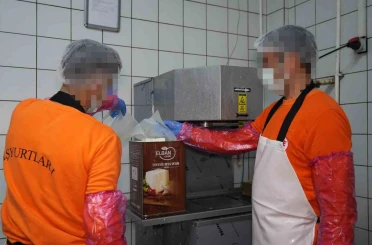 Hükümlüler hem meslek ediniyor hem üreterek ekonomiye katkı sağlıyor: Ayda 300 ton süt işleniyor 