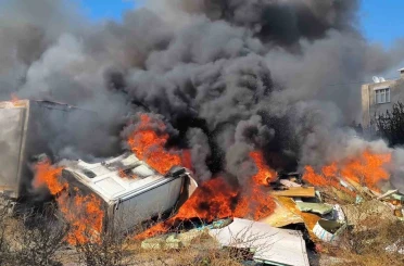 Hurda araçların alev alev yandığı yangına kova ve hortumlarla müdahale ettiler 