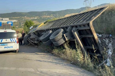 Hurda yüklü kamyonun freni patladı, sürücü faciayı önledi 