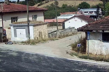 Hurdacılar köy meydanını çöplüğe çevirdi 