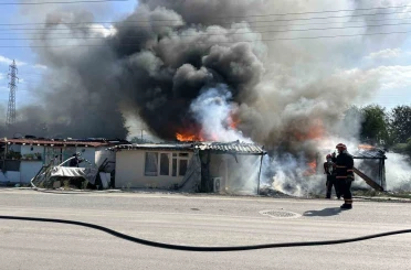 Husumetlilerin büyüyen kavgasında 4 ev ateşe verildi 