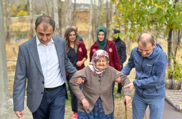 Hüyük’te evde sağlık hizmetinden yararlanan yaşlı hastalar adına fidan dikildi