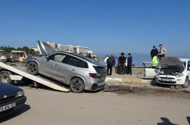 İki aracın çarpışmasıyla 2'si ağır 6 kişi yaralandı