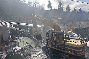 İBB Üsküdar’da yapı kayıt belgesi bulunan binayı yıktı, aile sokakta kaldı 