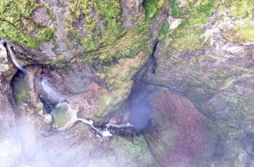 İçerisinde şelale akan Karadeniz’in en derin mağarası görenleri mest ediyor 