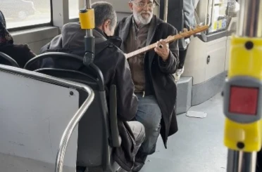 İETT otobüsünde türkü molası: Yolcular hem şaşırdı hem keyif aldı 