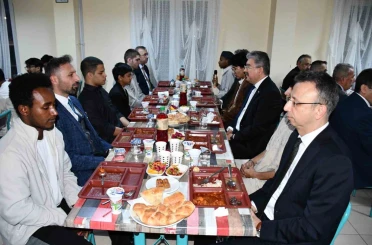 İftarda uluslararası öğrencilerle bir araya gelindi 