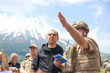 Iğdır Valisi Taşolar, sınır hattındaki karakol ve üs bölgelerini ziyaret etti 
