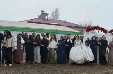 Iğdır’da bahçe düğünü geleneği kar ve çamura rağmen sürüyor 