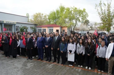 Iğdır’da haftanın ilk eğitim gününde protokol öğrencilerle buluştu 