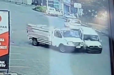 Iğdır’da kamyonet ile hafif ticari araç çarpıştı: Kaza kamerada 