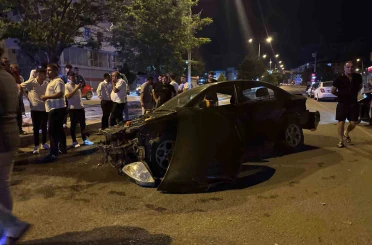 Iğdır’da otomobil aydınlatma direğine çarptı: 3 kişi yaralandı 