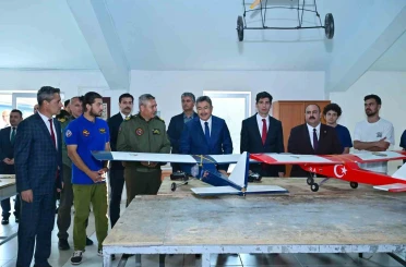 İHA yarışmalarında görev alacak pilotların eğitim gördüğü merkeze Vali Yılmaz’dan ziyaret 