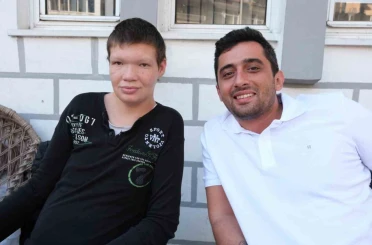 İHA’nın haberi ses getirdi: Cam kemik hastası genç, akülü sandalyesine kavuştu 