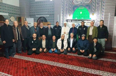 İhbar üzerine camiye gelen polisler sürpriz kutlamayla karşılaştı 