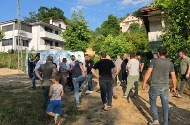 Ihlamur toplamak için çıktığı ağaçtan düşerek hayatını kaybetti 