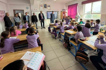 İhtiyaç sahibi öğrencilere kışlık bot dağıtımı 