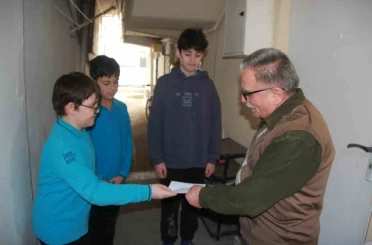 İhtiyaç sahipleri için harçlıklarını biriktiren öğrenciler duygulandırdı 