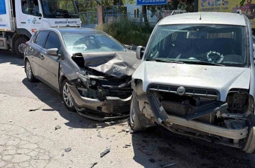 İki aracın çarpıştığı kazada 5 kişi yaralandı 