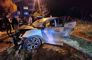 İki aracın kafa kafaya çarpıştığı feci kazada can pazarı: 3 ağır yaralı 