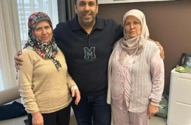 İki kız kardeş kanseri aynı gün yendi 