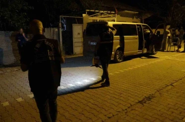 İki oğluyla gittiği ev baskınında bıçaklandı 