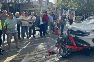 İki otomobilin arasında kağıt gibi ezildi: Motosiklet üzerindeki 2 kişi kazadan yaralı kurtuldu 