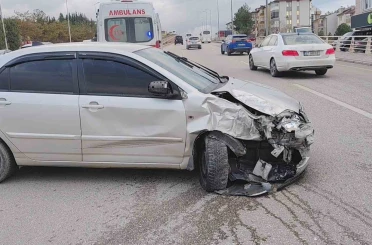 İki otomobilin çarpıştığı kaza anı kamerada: 1 yaralı 