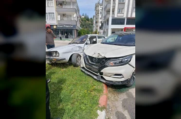 İki otomobilin çarpıştığı kaza anı kamerada 