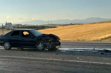 İki otomobilin çarpıştığı kazada 4 kişi yaralandı 