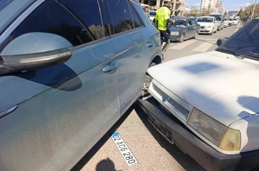 İki otomobille çarpışan motosiklet sürücüsü yaralandı 