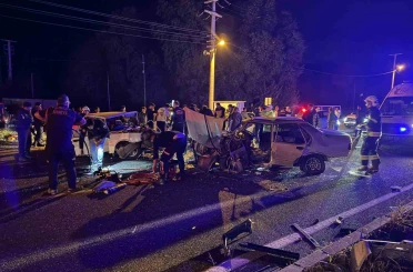 İki Tofaş araç kafa kafaya çarpıştı: 2’si ağır 3 yaralı 