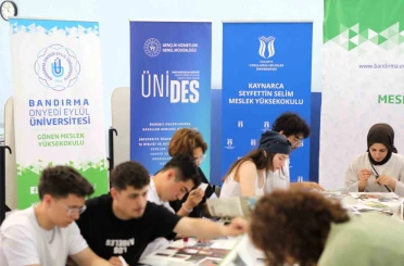İki üniversitenin öğrencileri bir araya gelerek bilgi alışverişi yaptı 