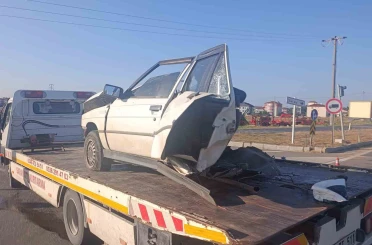 İkiye bölünen otomobilden sağ çıktı 