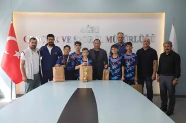 İl Müdürü Ahmet Çelebi’den Türkiye Üçüncüsü Badminton takımına tebrik
